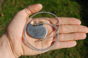 St_Jude_Medical_pacemaker_in_hand