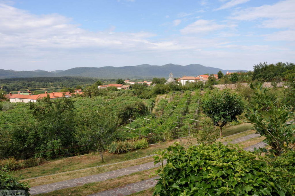 Pogled proti spodnji cerkvi v Tomaju. Vir slike: https://kraji.eu Pogled proti spodnji cerkvi v Tomaju. Vir slike: https://kraji.eu